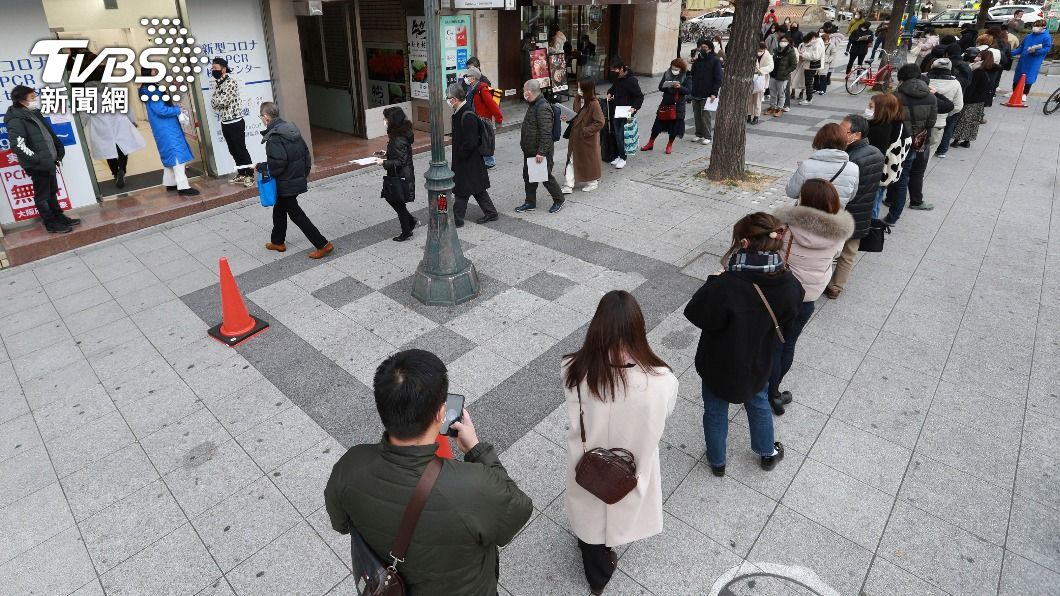 日本民眾排隊等待採檢。（圖／達志影像美聯社） 日本出現首例Omicron死亡個案　死者患嚴重慢性病