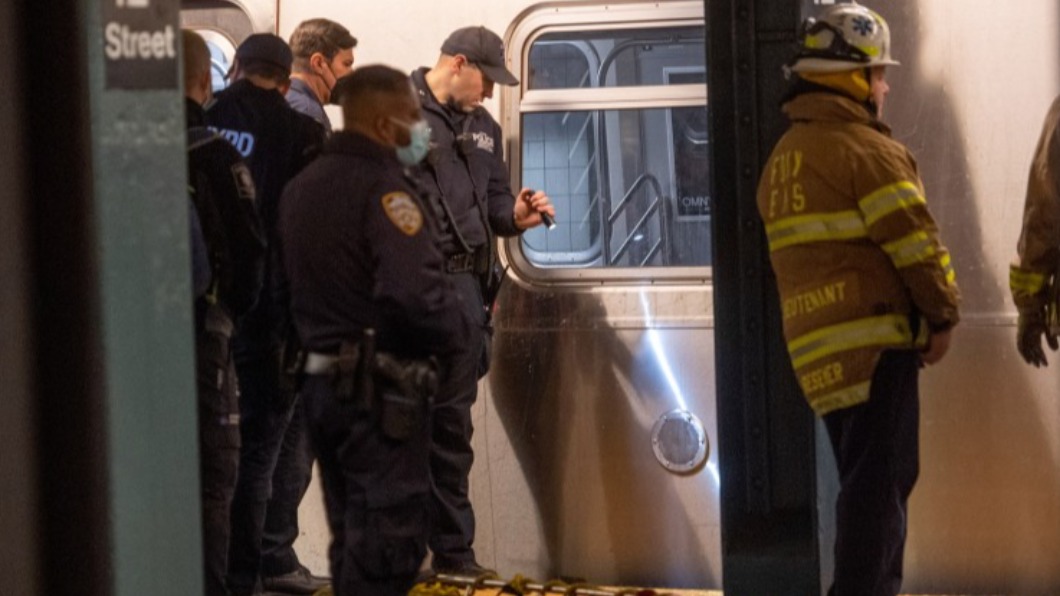 警消人員前往現場查看情形，確認受害者當場身亡。（圖／翻攝自《New York Post》） 紐約亞裔婦女遭遊民推下月台！當場被進站列車撞上慘死