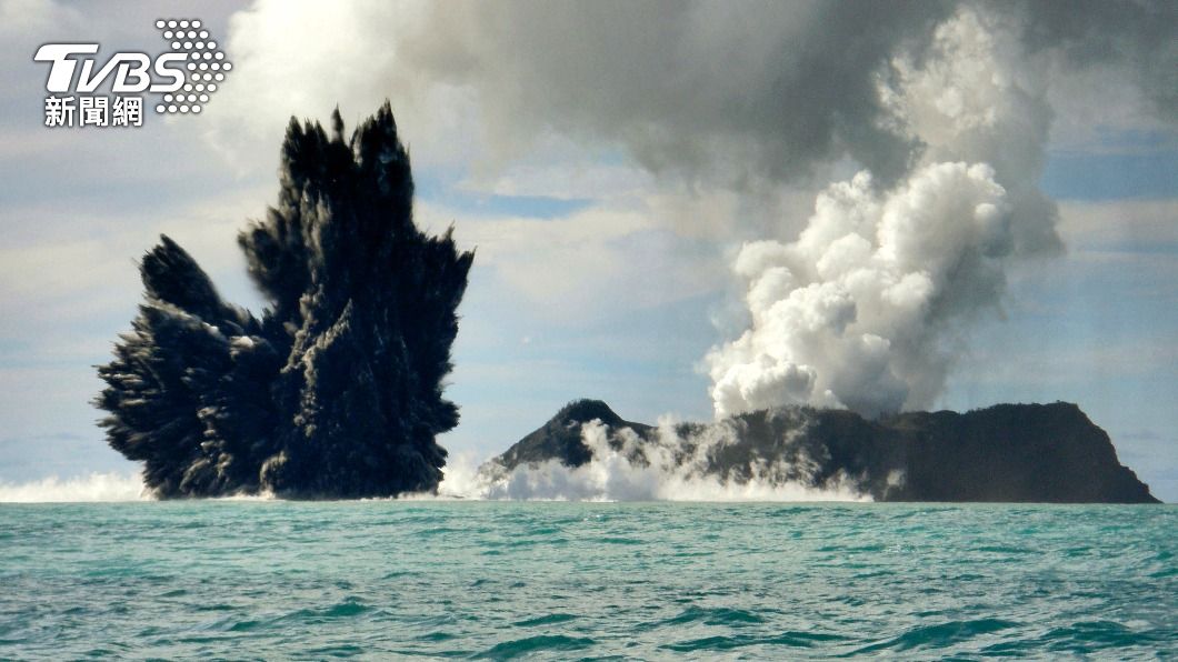 南太平洋海底火山噴發，東加民眾瘋狂逃難。（圖／達志影像路透社）