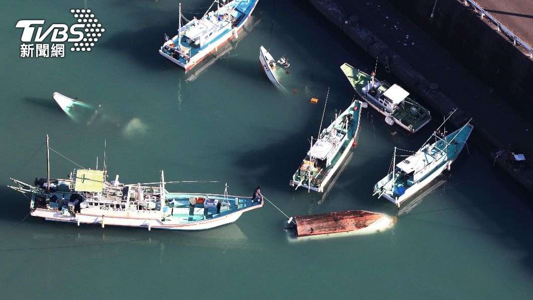 日本高知縣漁船慘遭海嘯波及。（圖／達志影像美聯社）