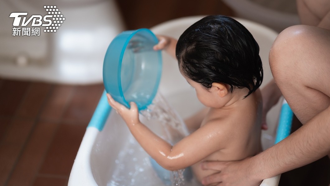 人妻分享日前幫兒子洗澡時意外聽到孩子一番話讓她氣炸。（示意圖／shutterstock達志影像）