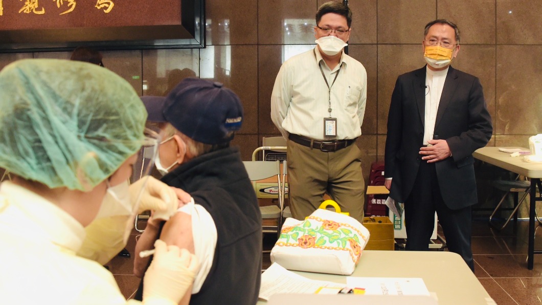 台北市副市長蔡炳坤今（17）日上午視察北市府中行接種站。（圖／北市府提供）