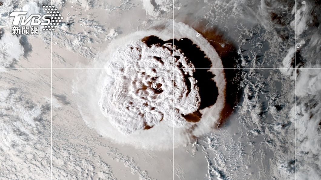 東加海底火山爆發，從衛星雲圖看形成一朵蕈狀雲。（圖／達志影像路透社）