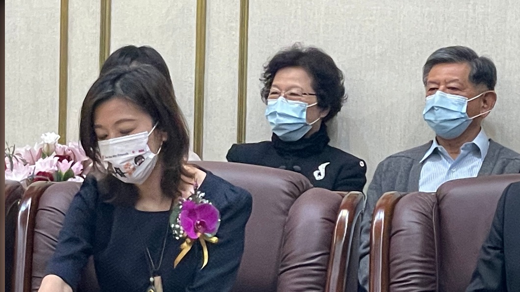 林靜儀到立院宣誓就職，林爸爸、林媽媽到場觀禮。（圖／TVBS）
