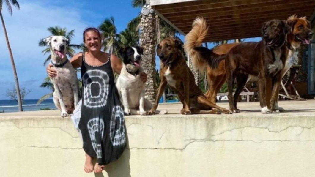 格羅佛的社群平台上可看到許多她與愛犬的合照。（圖／翻攝自Angela Glover Instagram @ifthegloverfits） 東加海嘯首名罹難者　英女為救愛犬遭海浪捲走