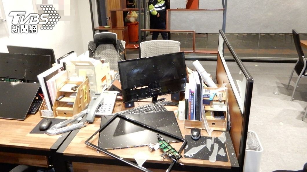 禮儀公司辦公室被砸毀。（圖／TVBS）