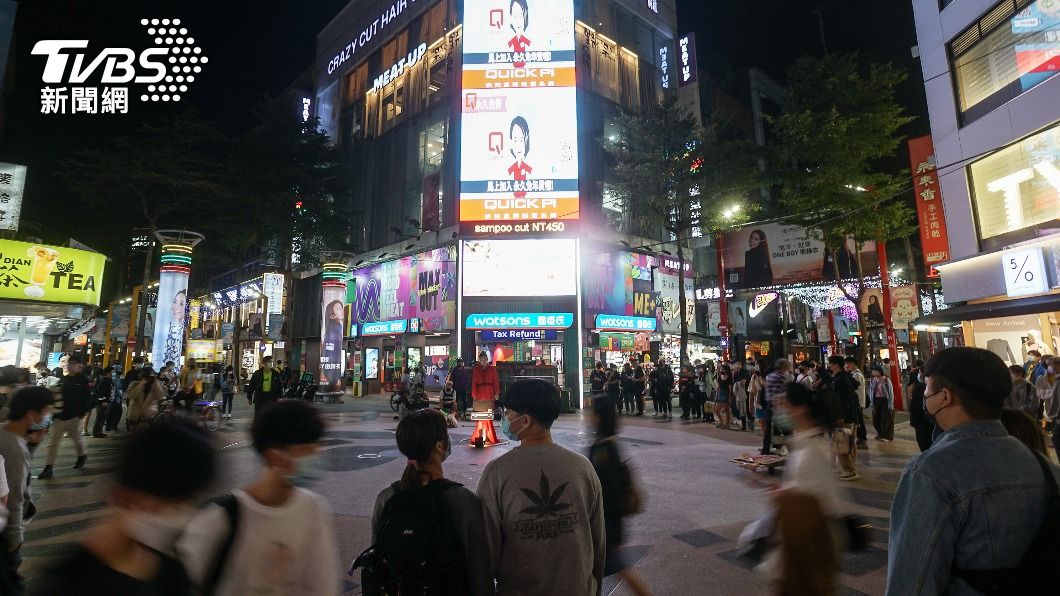 圖為台北西門町商圈逛街人潮。（圖／中央社）