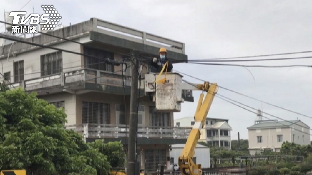 「牠」惹得禍！女騎士遭垂落電線勒脖 「犁田」送醫│TVBS新聞網