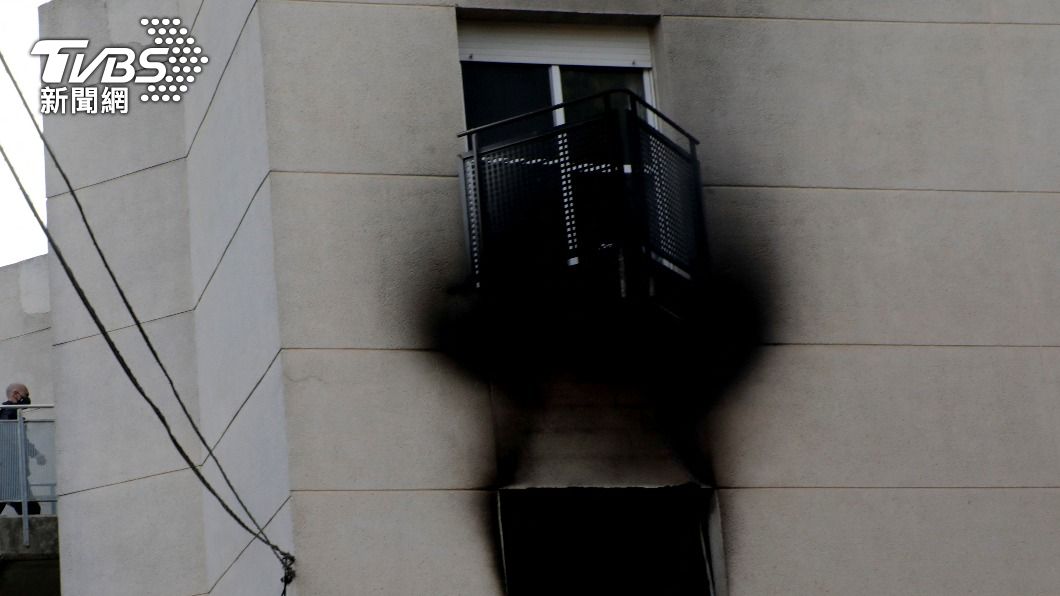 建築物的窗戶及陽台全被濃煙燻黑。（圖／達志影像路透社）