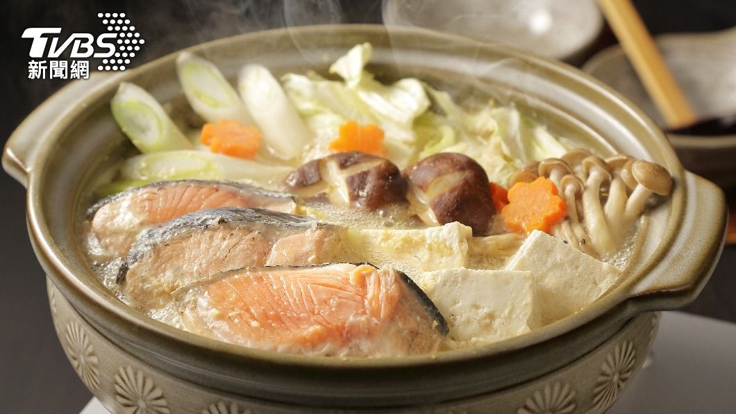 日本各地年菜大不同，北海道地區的年菜使用大量海鮮，像是鮭魚製作的石狩鍋。（示意圖／shutterstock 達志影像）