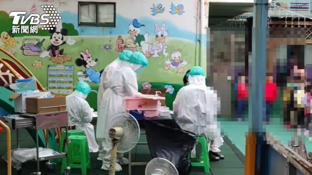 高雄市衛生局到鳳山某幼兒園進行採檢。（圖／TVBS）
