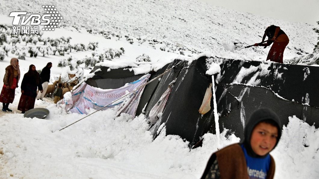 敘利亞吹起暴風雪，讓難民生活雪上加霜。（圖／達志影像美聯社）
