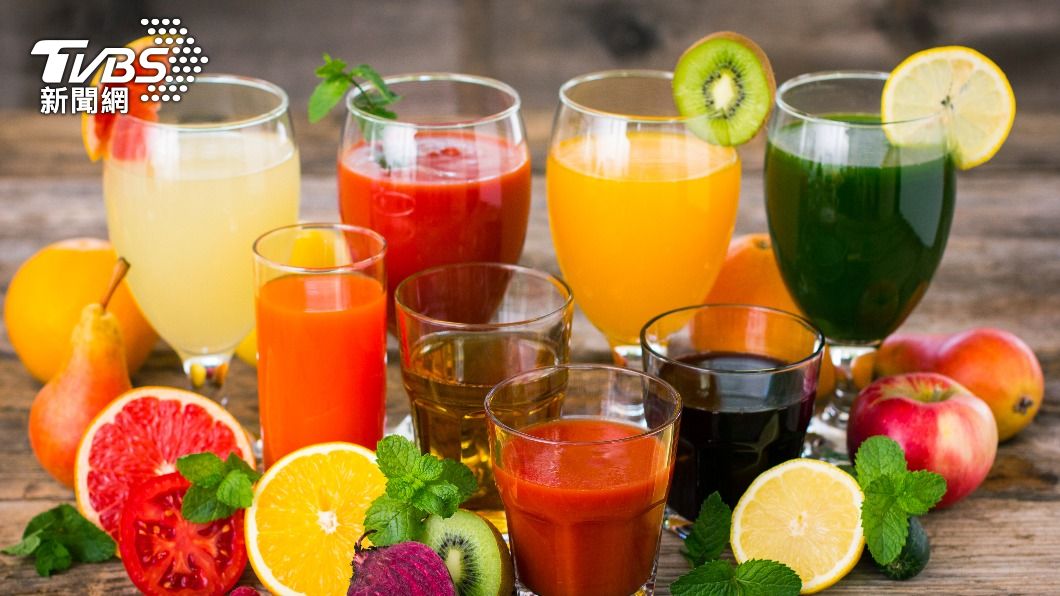 一杯果汁需多顆水果製成，難提供飽足感，容易過量攝取。（示意圖／shutterstock達志影像）