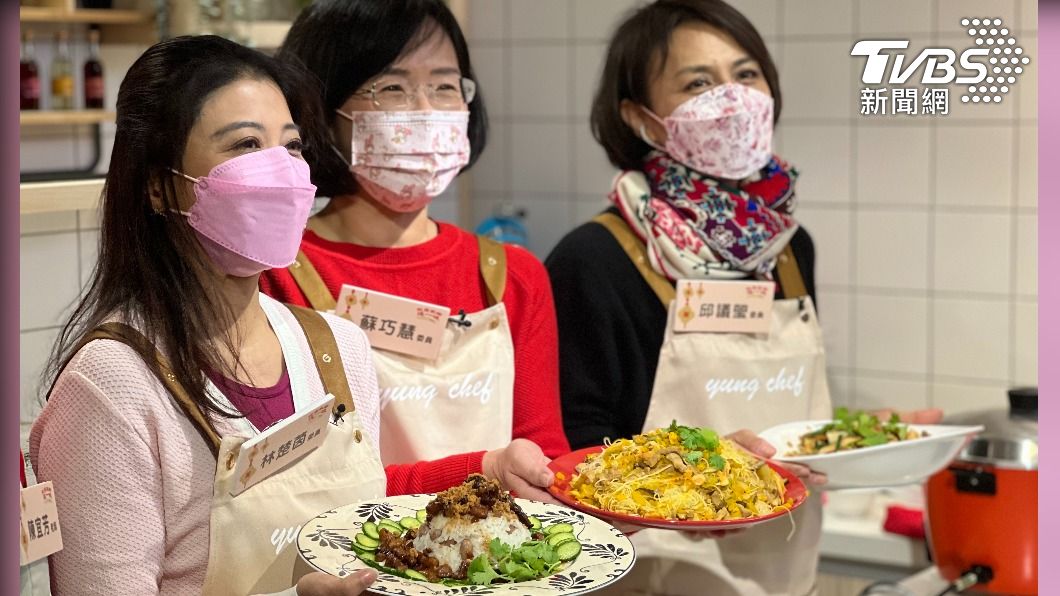 立委林楚茵（左起）、蘇巧慧與邱議瑩分別以台南女兒、屏東女兒、客家媳婦的身分，挑戰屬於自己的家鄉「米料理」PK賽。（圖／TVBS）