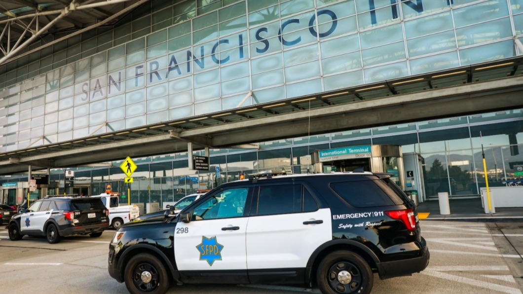 舊金山警方昨於機場擊斃持槍男子。（圖／翻攝自San Francisco Chronicle Twitter）
