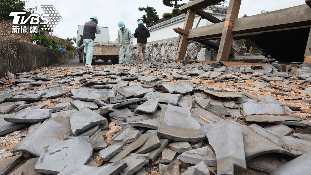 日本九州昨日發生地震，大分縣和宮崎縣觀測到最大震度５強，導致部分民宅倒塌。（圖／達志影像美聯社）