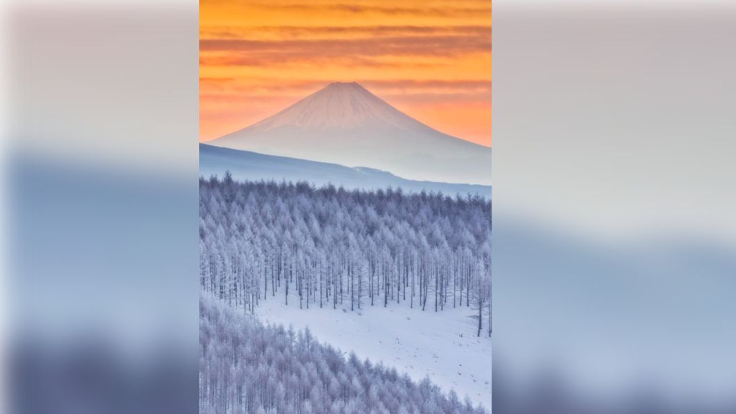 日網友拍下富士山與霧冰的奇景，網友驚呼簡直像是合成照。（圖／翻攝自a_yumi0425推特）