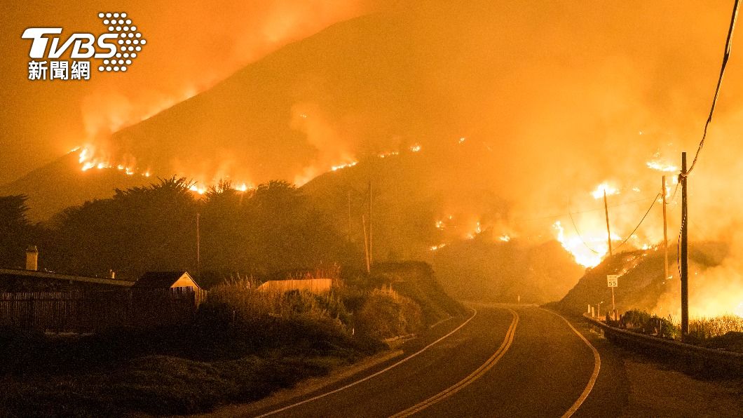 北加州蒙特雷驚傳野火肆虐，美氣象專家認為這是一場「非現實」的大火。（圖／達志影像美聯社）