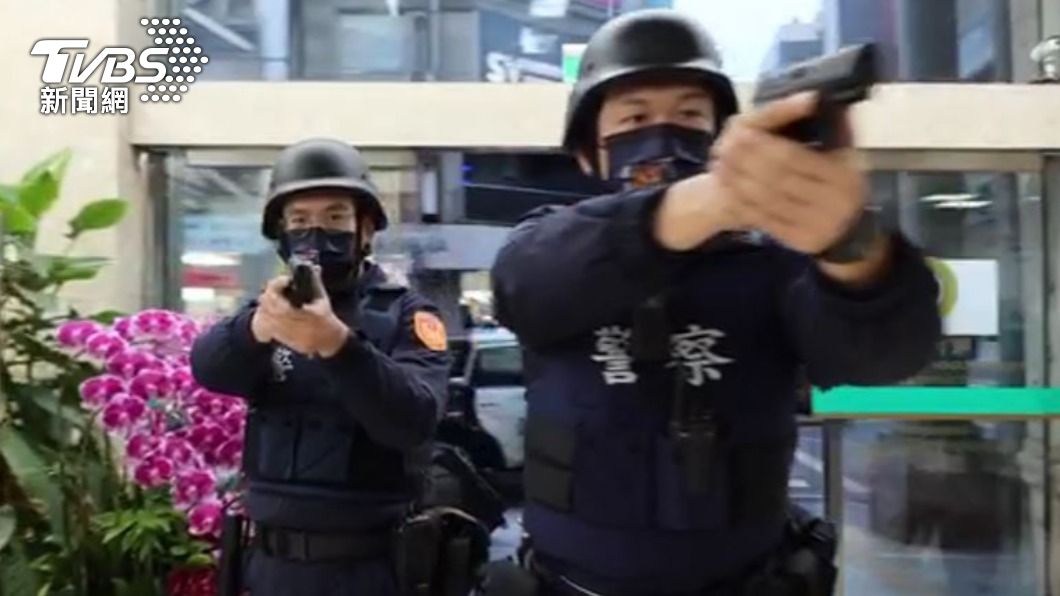台北市中正一分局進行防搶演練。（圖／TVBS）