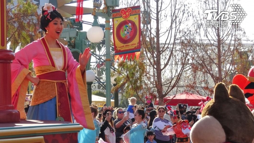 加州迪士尼樂園每年農曆春節的經典活動「花木蘭遊行」熱鬧登場。（圖／中央社）