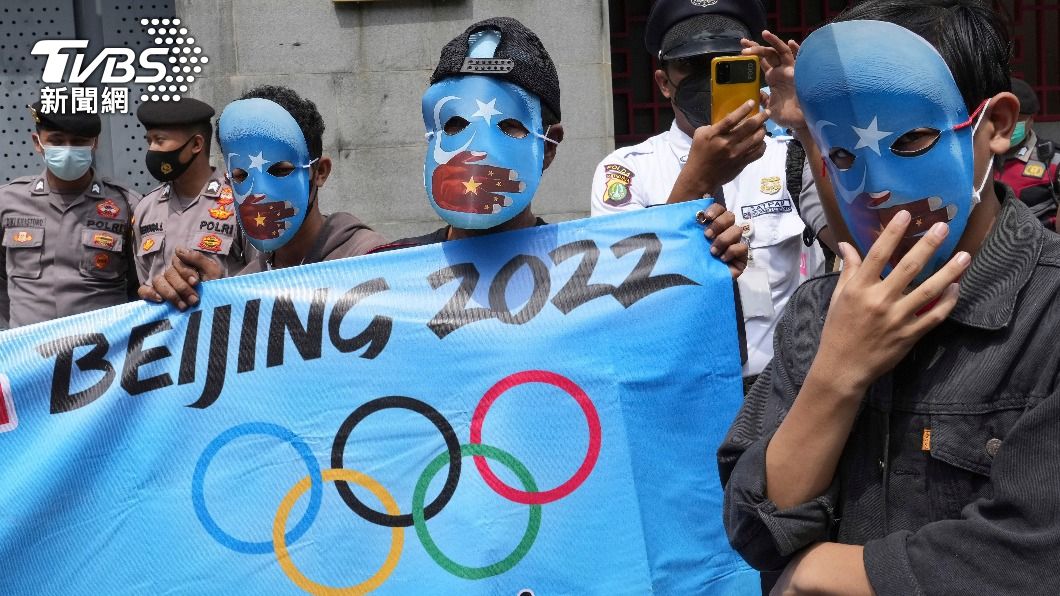 學生戴著印有東突厥斯坦國旗顏色的面具，要求取消北京奧運會。（圖／達志影像美聯社）