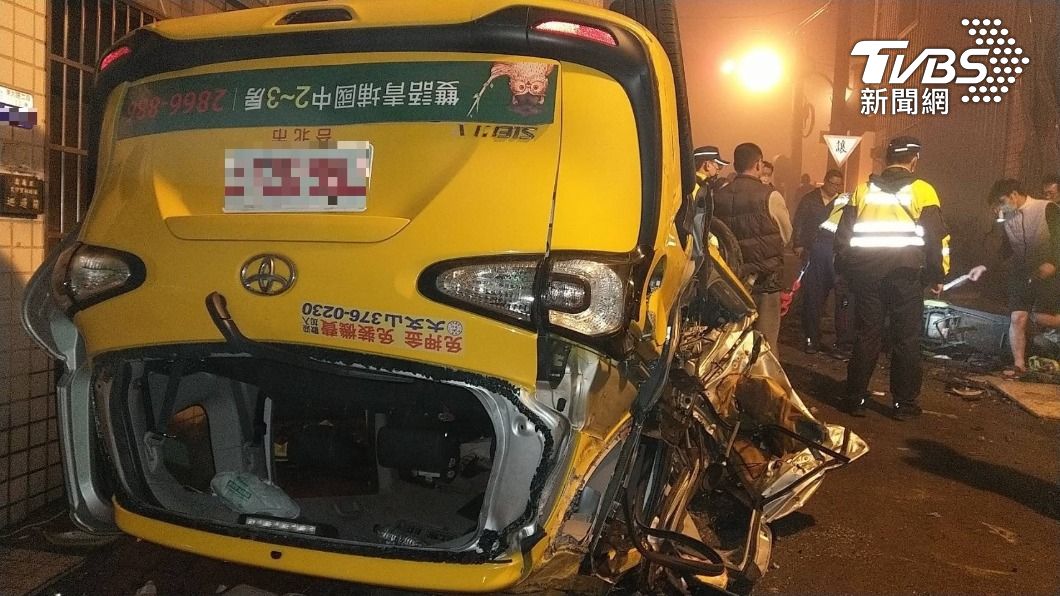 小黃司機酒駕自撞翻車，釀1死1傷。（圖／警方提供）