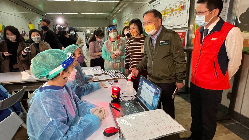 蔡炳坤今（24）日視察東區地下街中型疫苗接種站。（圖／台北市政府提供）
