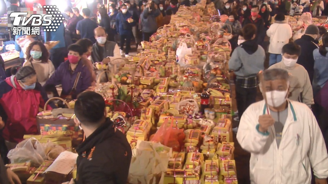 屏東玉皇宮發放萬壽麵是每年春節重頭戲。（圖／TVBS）