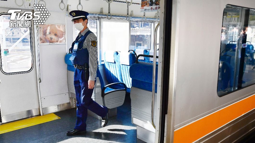 日本高中生因在電車上呼籲另一名乘客不要抽菸，遭毆打成重傷。（示意圖／達志影像美聯社）