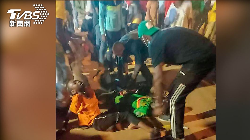 喀麥隆球場外發生嚴重踩踏意外，目前已知６人死亡，數十人受傷。（圖／達志影像美聯社）