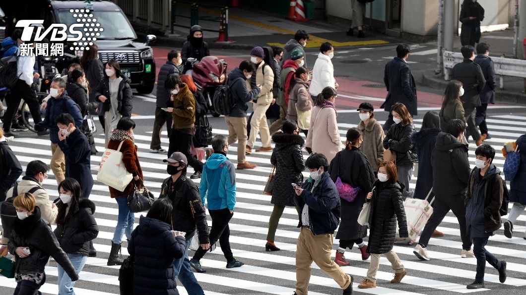 日本疫情延燒。（圖／達志影像美聯社） 日重點措施擴至34地　推薦不織布口罩防Omicron