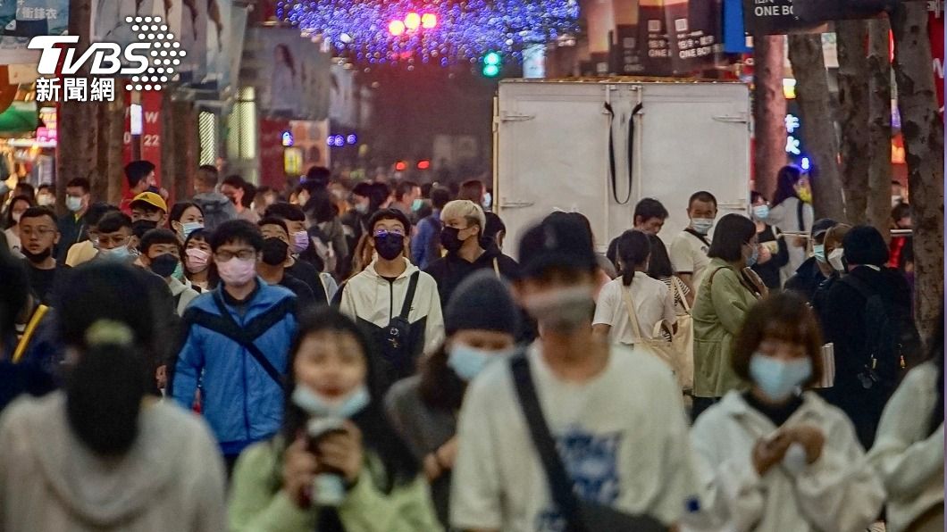 圖為台北西門町商圈晚間逛街人潮。（圖／中央社）