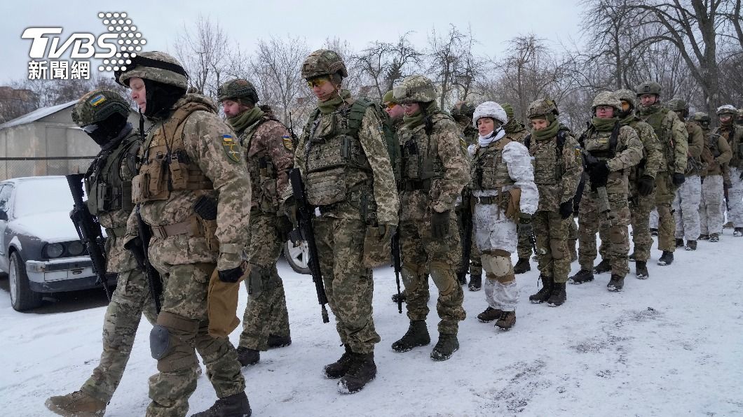烏克蘭上千年輕人自願受訓，假如俄羅斯入侵將可投入戰場。（圖／達志影像美聯社）