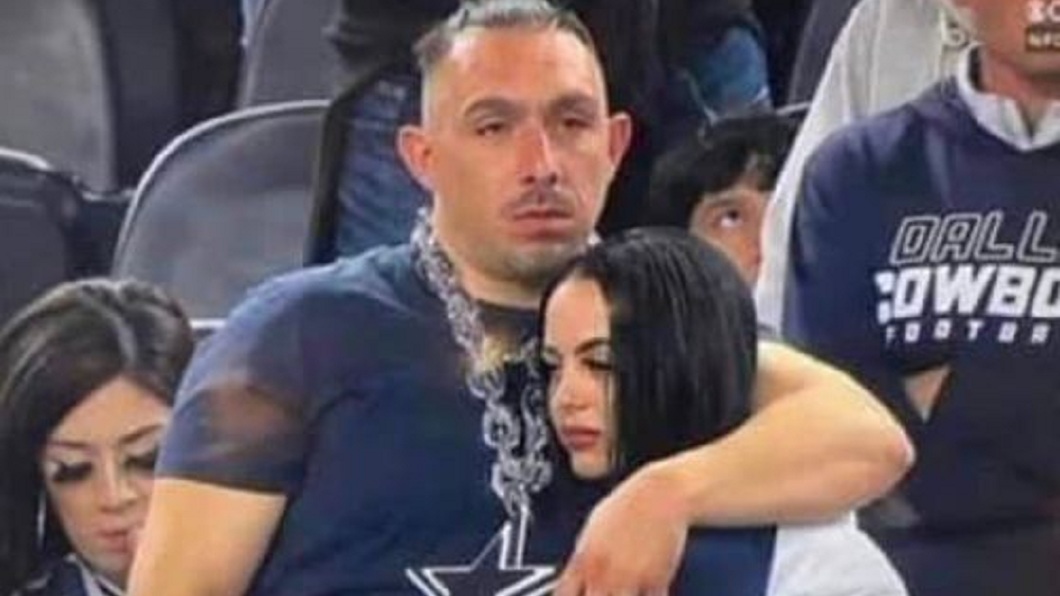 美國一名女子日前看美式足球直播時，意外發現男友竟摟著小三出現在鏡頭內。（圖／翻攝自推特@NFL_Memes）