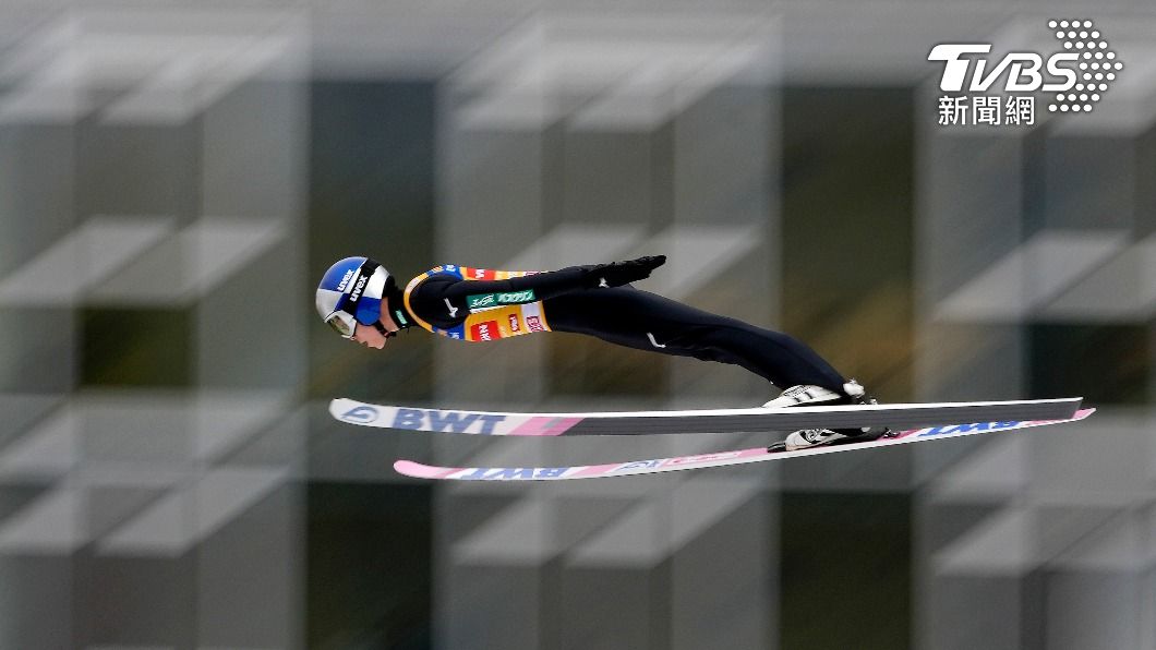 跳台滑雪的選手以速度和彈跳力下滑躍入空中，飛行後落地滑行。（圖／達志影像美聯社）