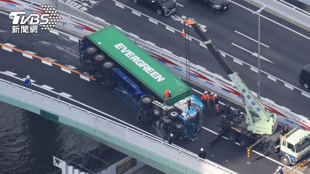 日本大阪高速公路驚傳大型貨車翻覆意外，車身印有長榮貨運的字樣。（圖／達志影像美聯社）
