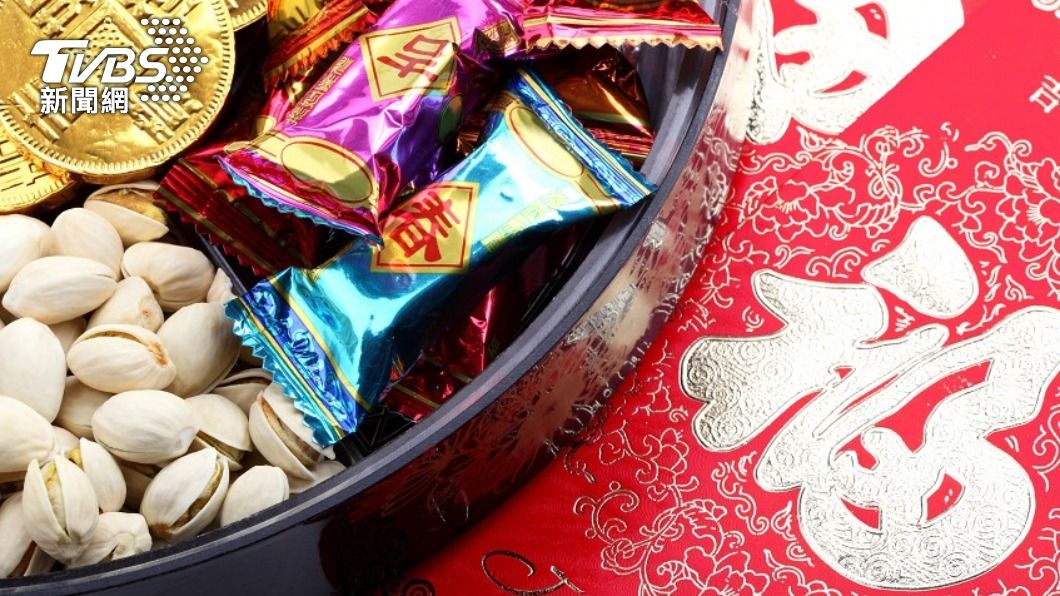 農曆春節許多民眾喜歡採買糖果、零食。（示意圖／TVBS） 過年零食「3顆=1碗飯」！專家揭熱量魔王　不胖吃法曝