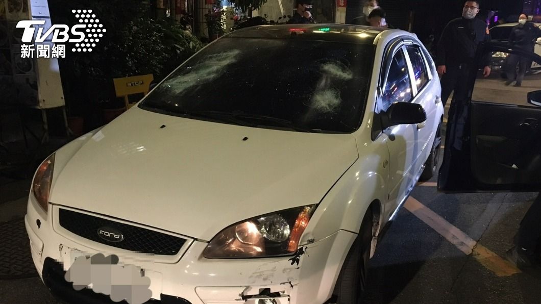 白車車窗碎裂。（圖／TVBS） 談判認錯人亂嗆！反遭「在地郎」持棍棒砸車　3小時遭逮