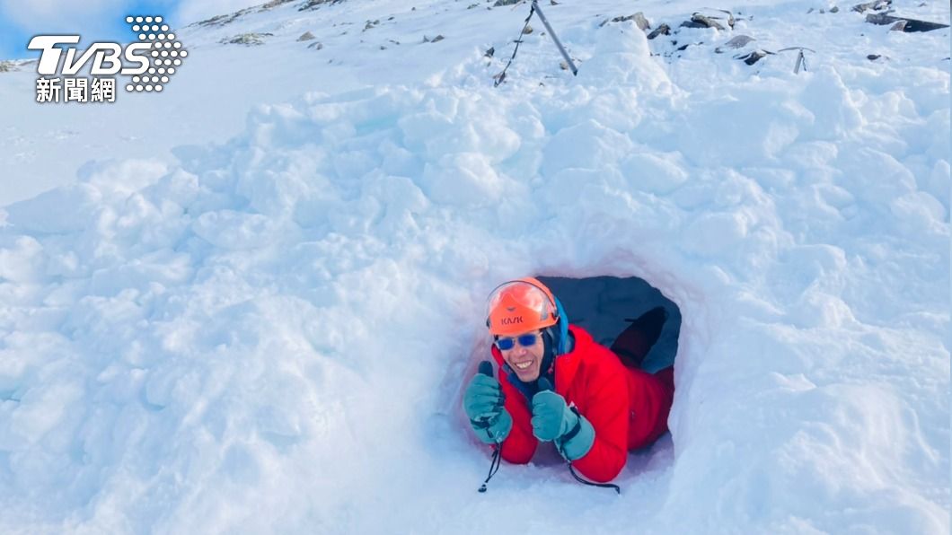 雪山積雪近半米，學員登山樂挖雪洞。（圖／山訓教官　歐陽台生提供）