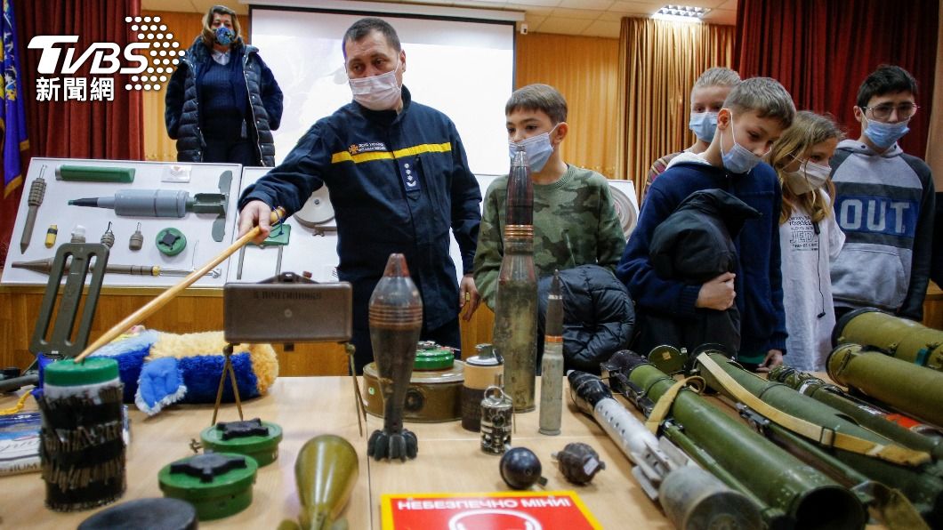 烏克蘭警方在課堂上教學生認砲彈、火藥。（圖／達志影像路透社）
