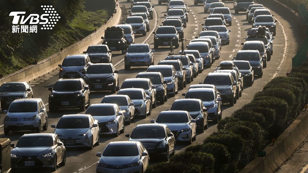 高公局預估，明天國道雙向車流量為124百萬車公里，是平日的1.4倍。（圖／中央社）