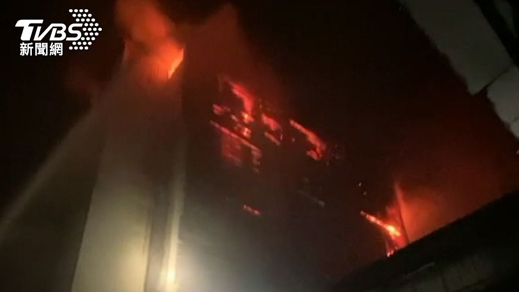 高樓鐵皮工廠失火。（圖／TVBS） 暗夜惡火！鐵皮工廠狂竄火煙　203名消防員花3小時滅