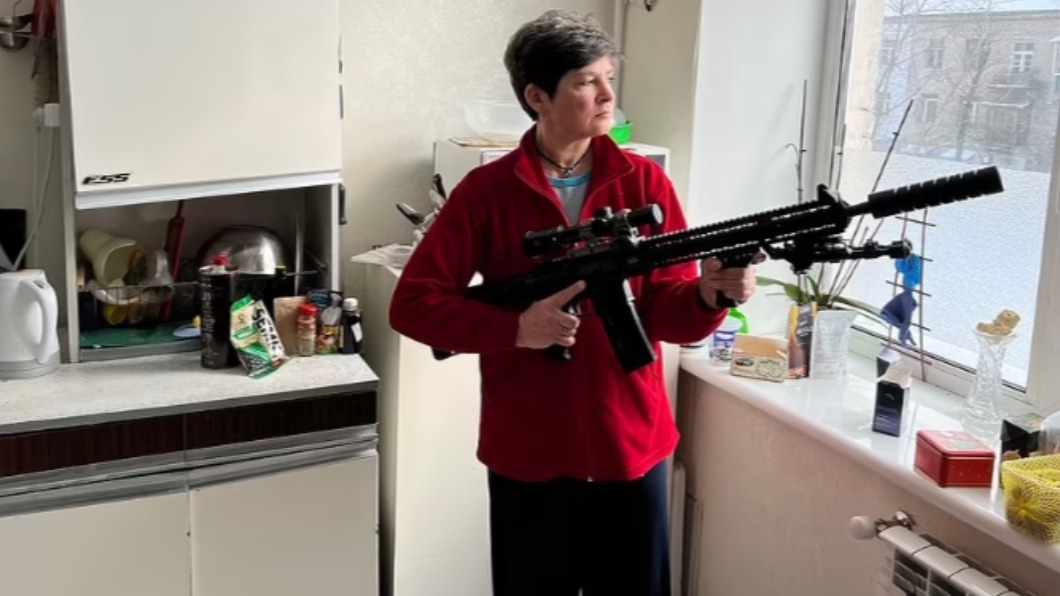 烏克蘭婦女扎格洛自費購買軍火，學習狙擊技巧。（圖／翻攝自《Daily Mail》）