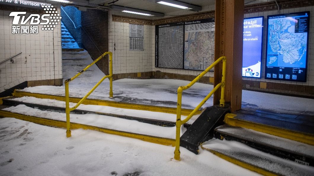積雪灌入紐約地下鐵入口。（圖／達志影像美聯社） 