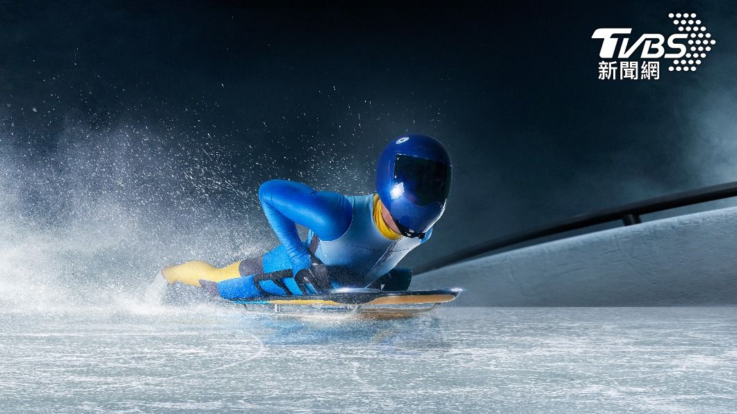 鋼架雪車的選手趴在雪車上，頭朝前腳在賽道上滑行，又稱「俯式雪橇」。（示意圖／shutterstock達志影像）