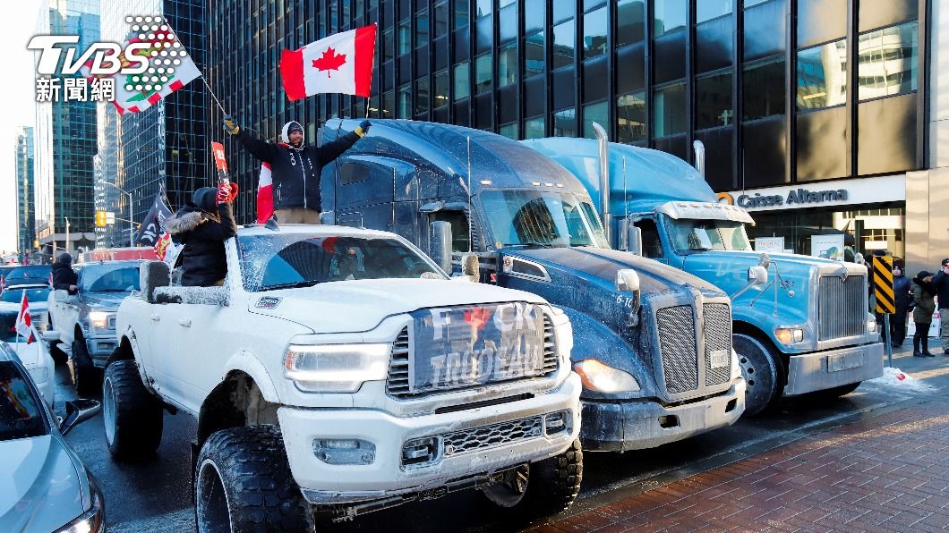 加拿大首都渥太華街上出現百輛卡車及民眾抗議。（圖／達志影像路透社）