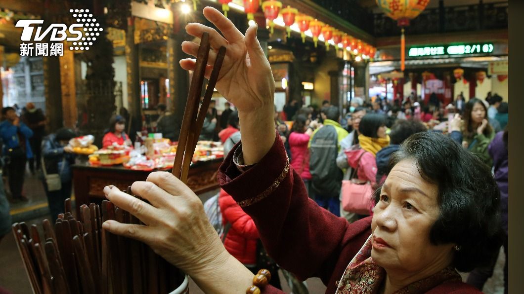 民眾到宮廟參香祈福求籤。（圖／中央社資料照）