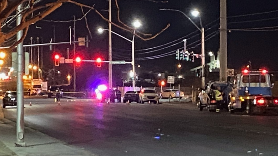 北拉斯維加斯市警方封鎖現場。（圖／翻攝自《KNTV》） 拉斯維加斯傳死亡車禍　駕駛高速闖紅燈撞5車、9人不治
