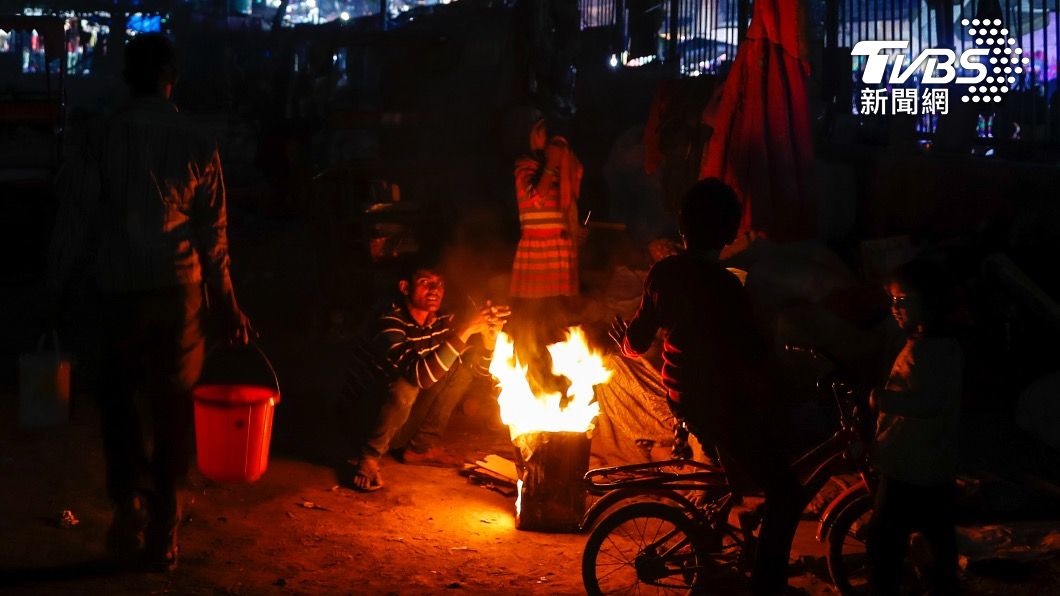 印度首都新德里近來異常寒冷導致許多遊民死亡。（圖／達志影像美聯社）
