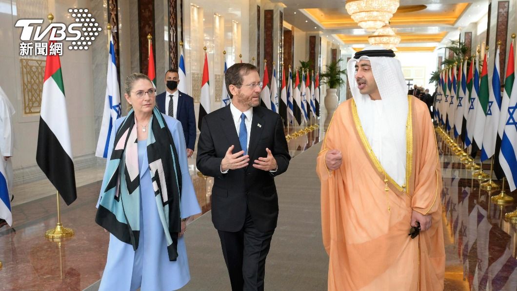 以色列總統赫佐格（圖中）造訪阿拉伯聯合大公國。（圖／達志影像美聯社）